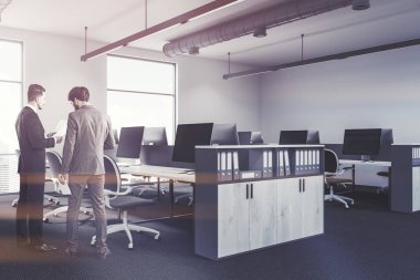 Beyaz ofis iç tarafı, insanlar