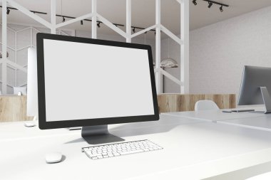 Bir office tablo tarafında beyaz masaüstü ekran