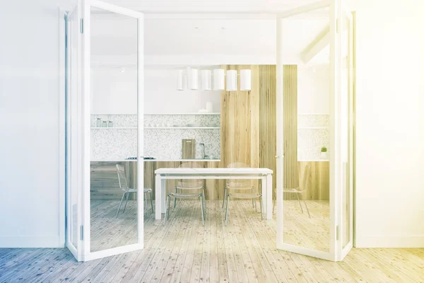 Beyaz yemek odası, tonda cam kapı — Stok fotoğraf
