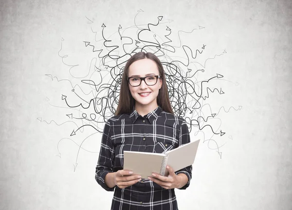 Mujer sonriente en gafas, copybook, flechas — Foto de Stock