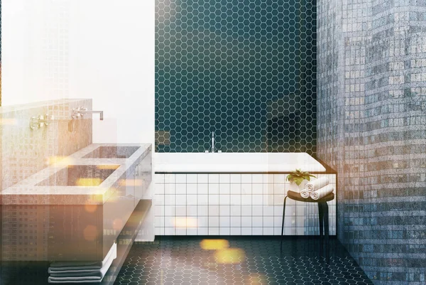 Concrete badkamer, betegelde badkuip toned — Stockfoto