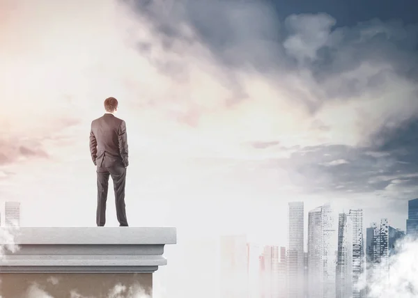 Empresário olhando no céu do telhado — Fotografia de Stock