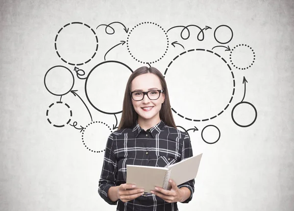 Mujer en gafas, copybook, círculos y flechas — Foto de Stock