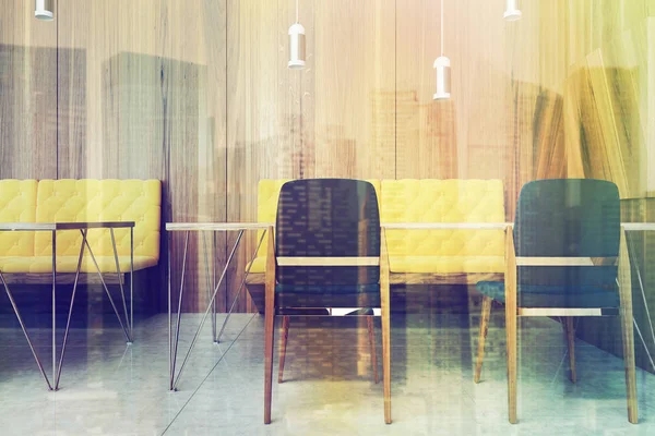 Офісна кімната очікування, чорно-жовті стільці тоновані — стокове фото