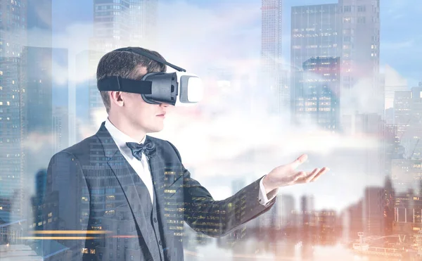 Бізнесмен в VR окулярах в офісі, туманне місто — стокове фото