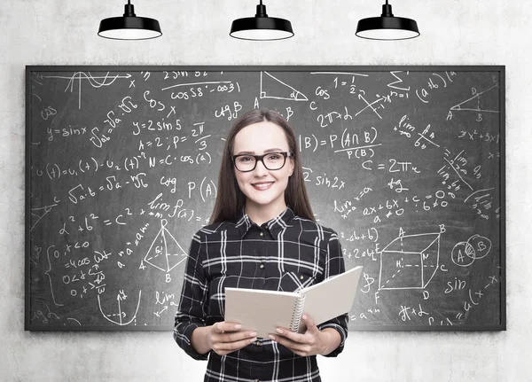 Mujer sonriente en gafas, copybook, ciencia — Foto de Stock