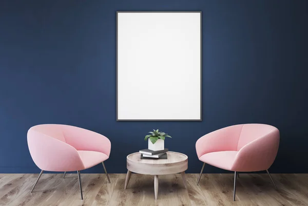 Quarto azul vazio, poltronas cor de rosa, mesa, cartaz — Fotografia de Stock