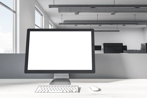 Pantalla de escritorio blanca en una mesa de oficina frontal —  Fotos de Stock