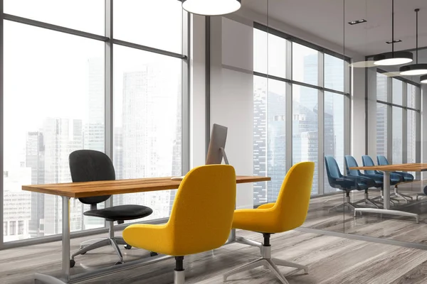 Angolo sala riunioni, sedie gialle e blu — Foto Stock