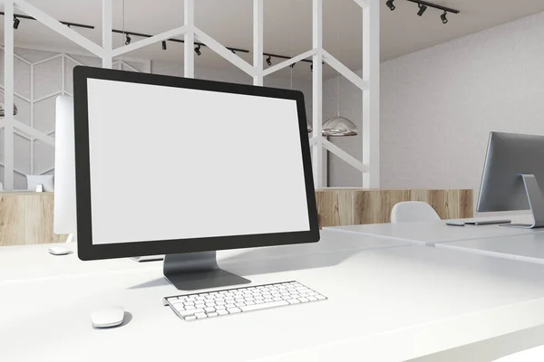 Pantalla de escritorio blanca en un lado de la mesa de oficina —  Fotos de Stock