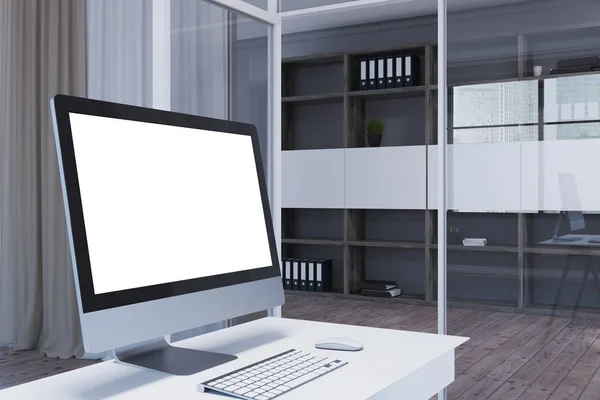 Witte computerscherm op een office-tafel — Stockfoto