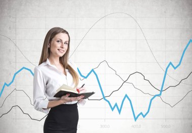 Bir planlayıcısı, grafikler ile sarışın kadın