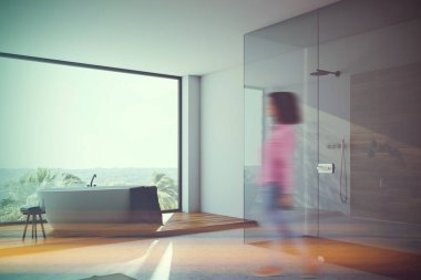 Tonlu beyaz ve cam banyo köşesi