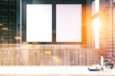 Gri pub iç, tonda posterler