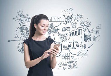 İş kadını bir smartphone ile planı