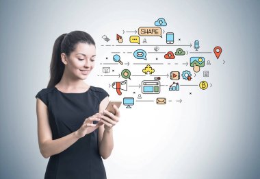 İş kadını ile bir akıllı telefon, sosyal medya