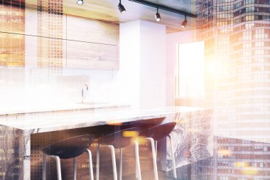 Tonda bir çizgiyle beyaz ve ahşap mutfak köşesi