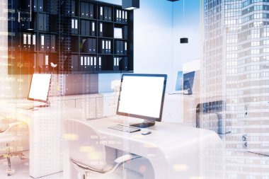 Boş ekran tarafında office ile iki bilgisayar tonda