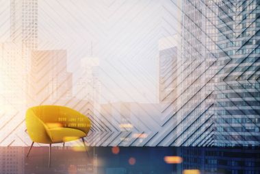 Tonda boş beyaz oda, sarı koltuk