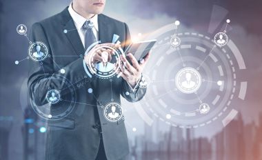İşadamı ile dijital tablet, ağ Hud