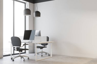 Beyaz bir ofis köşesinde