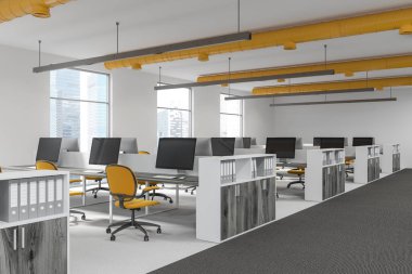 Bir köşede beyaz ofis, sarı ahşap raflar