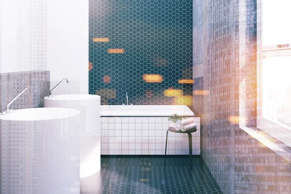 Sześciokąt płytki białe i czarne łazienka, umywalki, stonowanych — Zdjęcie stockowe