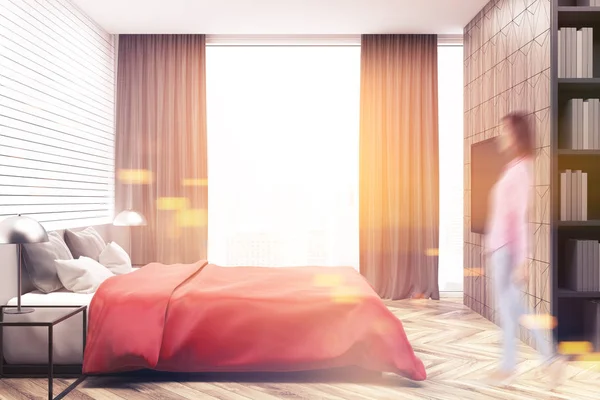 Черный интерьер спальни, размытость бокового вида кровати — стоковое фото