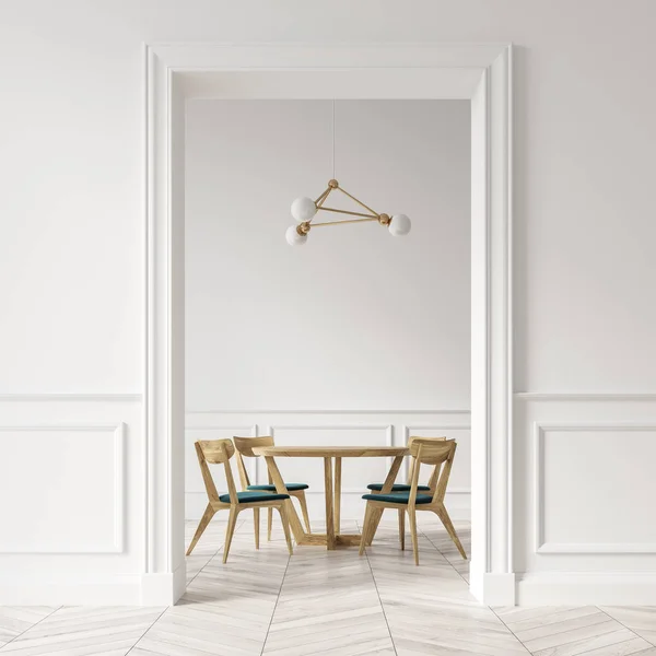 Bílé jídelní místnost, dřevěné židle, dveře — Stock fotografie