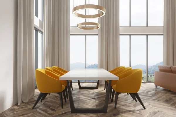 Белый угол столовой, желтые стулья сбоку — стоковое фото