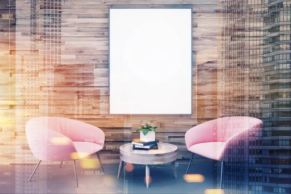 Habitación de madera, sillones rosados, mesa, cartel tonificado — Foto de Stock