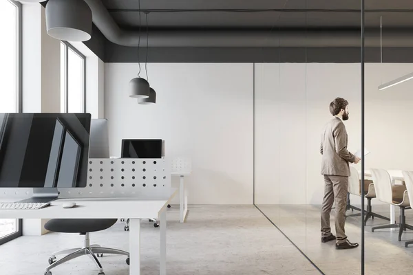 Zakenman in een witte kantoor — Stockfoto