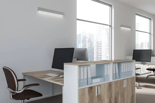 Holzregale in einem weißen Büro in Großaufnahme — Stockfoto