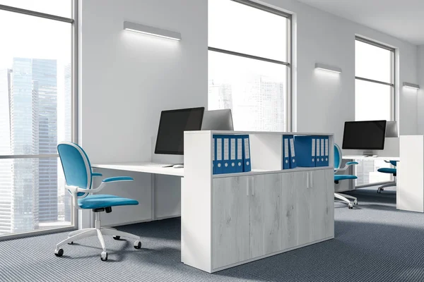 Scaffali in legno in un ufficio bianco, blu primo piano — Foto Stock