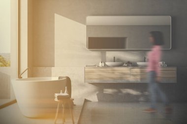 Beyaz banyo, küvet ve tonda lavabo