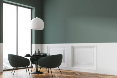 Bir kafe köşesinde siyah yuvarlak masa