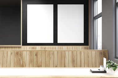 Gri pub iç, posterler