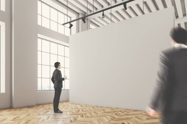 Boş duvar Galerisi iç, insanlar