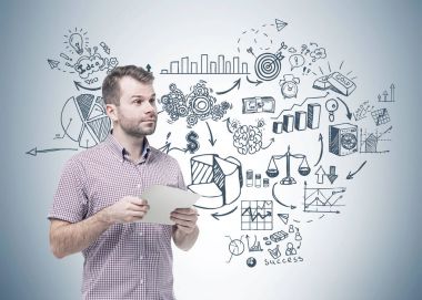 Kağıt tutan sakallı genç adam,