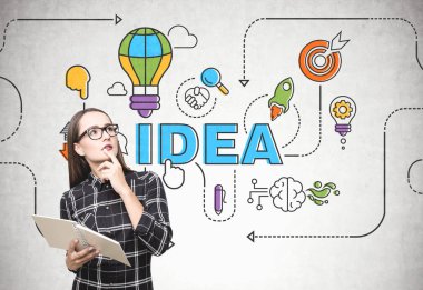 Gülümseyen kadın gözlük, defterini, fikir