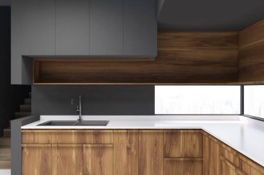 Ahşap mutfak tezgahı ile gri mutfak