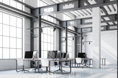 Loft office köşe, bilgisayar ekranları