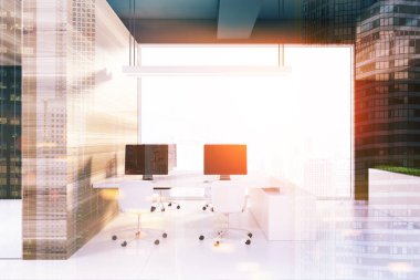 Ofis iç tavan siyah, bilgisayarlar tonda