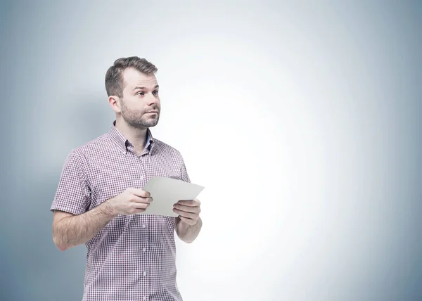 Jonge man met papier, grijs met baard — Stockfoto