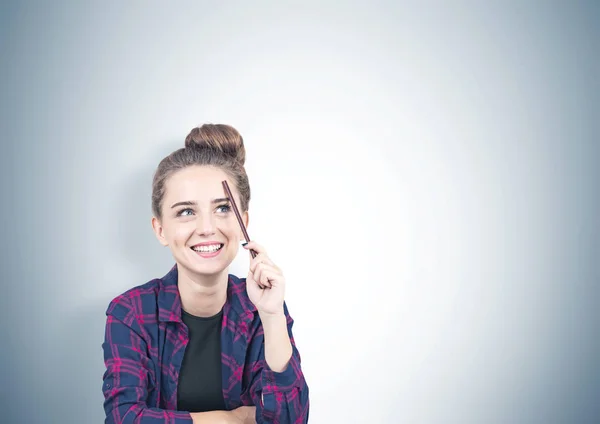 Ragazza adolescente sorridente pensare, matita, grigio — Foto Stock