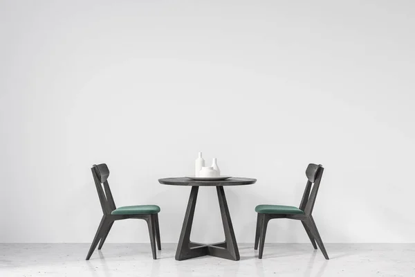 Mesa redonda y sillas verdes y negras —  Fotos de Stock