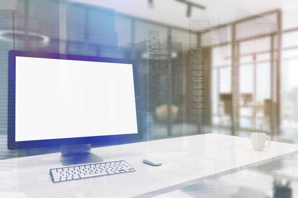 Moniteur d'ordinateur blanc dans le bureau, tonique latéral — Photo