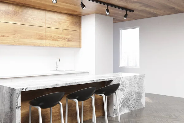 Canto da cozinha branca e de madeira com um bar — Fotografia de Stock