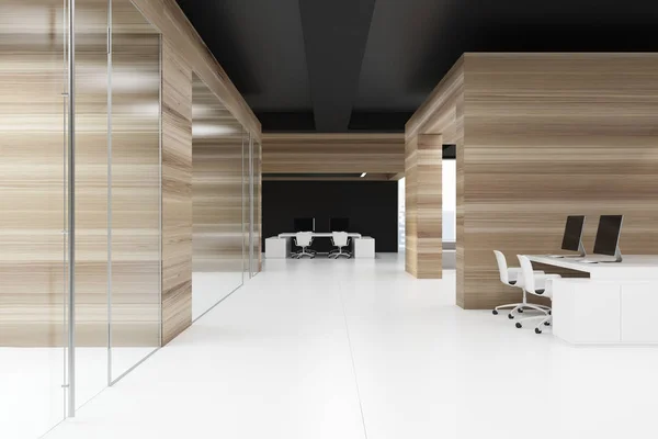 Couloir de bureau en bois avec plafond noir — Photo