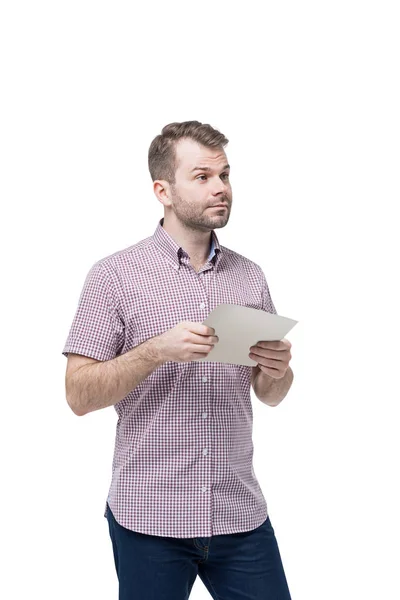 Jovem segurando papel, isolado — Fotografia de Stock